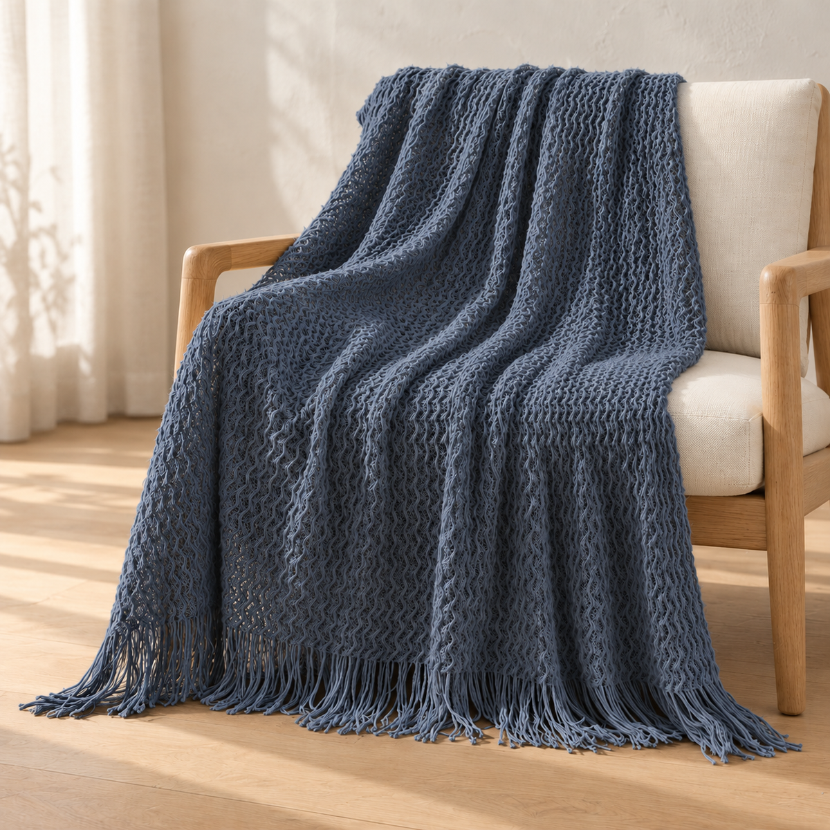 Plaid Épure bleu ardoise — mise en scène générée par IA à partir des photos du fournisseur.