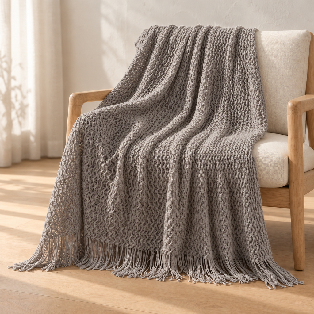 Plaid Épure gris fumé — mise en scène générée par IA à partir des photos du fournisseur.