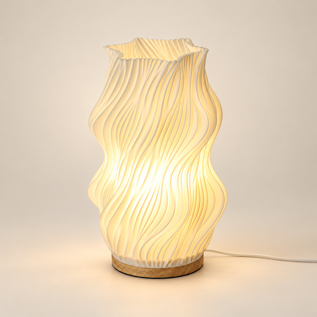 Lampe Ondine crème sur fond clair — mise en scène générée par IA à partir des photos du fournisseur.