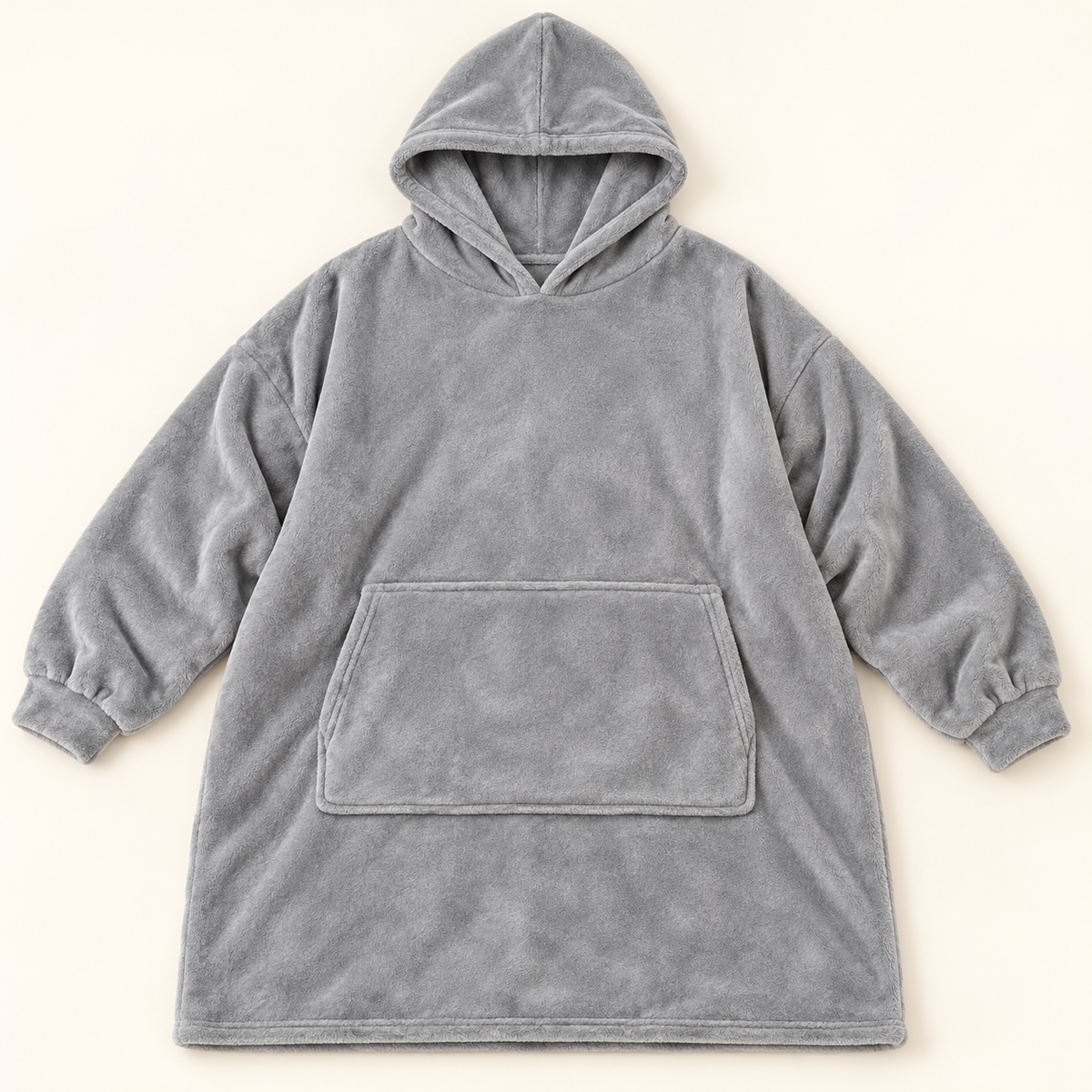 Mise en scène générée par IA d’après les photos fournisseur : pull plaid Douceur gris présenté à plat sur fond crème.
